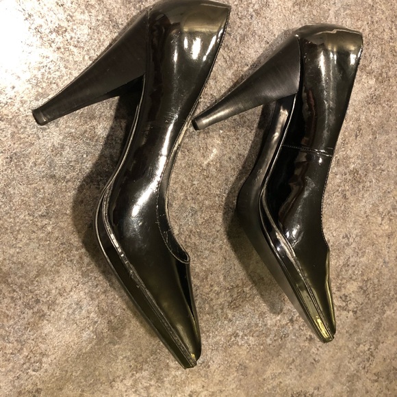 SIMPLY VERA WANG “Cherie” Pointy Toed Patent Pump with 4-1/4” Heel! Beautiful!🌷 - Picture 2 of 9